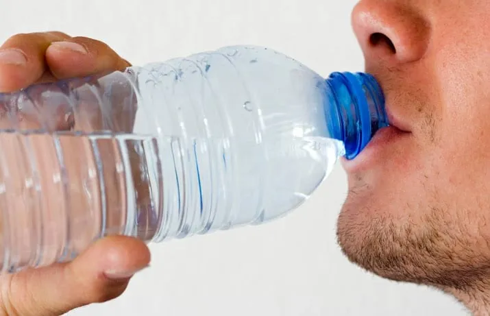 flesje water kan autobrand veroorzaken