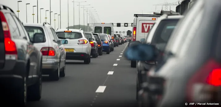 flinke file op a2 na ongeluk olie op weg gelekt