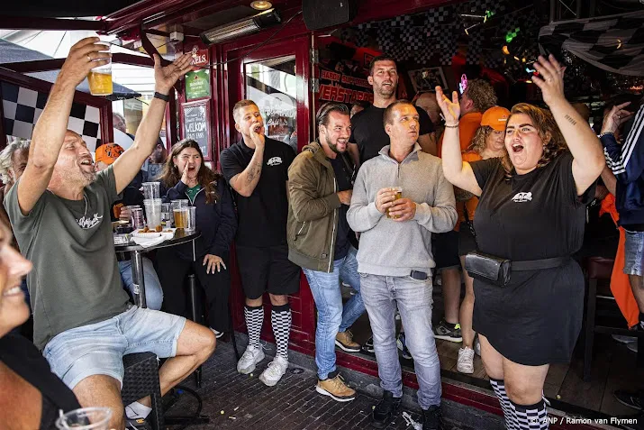 formule 1 fans volgen race in zandvoortse kroegen