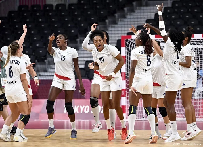 franse handbalvrouwen volgen franse mannen en pakken ook goud