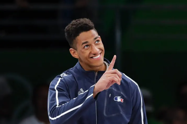 franse olympisch bokskampioen jaar geschorst