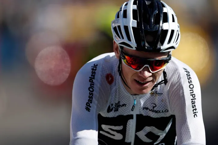 froome blijft op fiets na duw van supporter