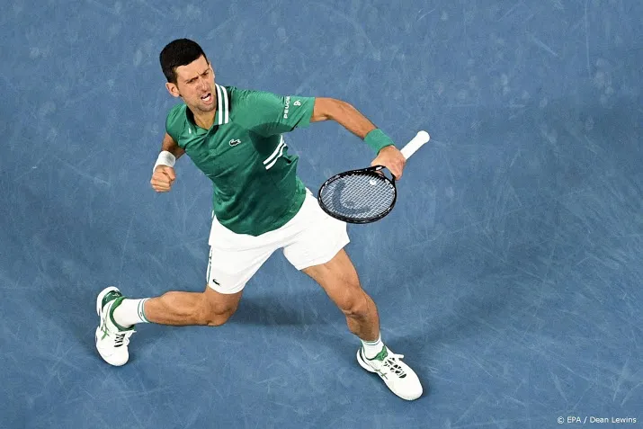 geblesseerde djokovic ontsnapt voor lege tribunes aan exit