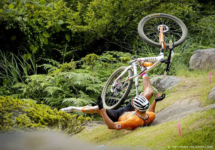 geen breuken bij van der poel na val in mountainbikerace
