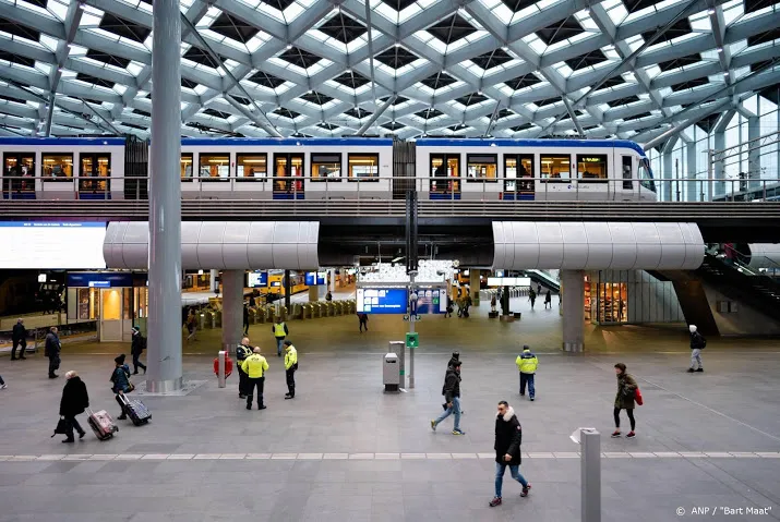 geen herdenkingen wel kransen op ns stations