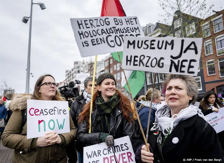 geen mensen meer vast na demo nationaal holocaustmuseum