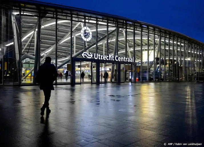 geen treinverkeer utrecht wegens verdachte koffer op cs