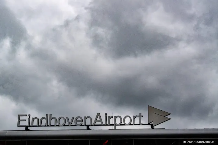 geen vliegverkeer op eindhoven airport vanwege dichte mist