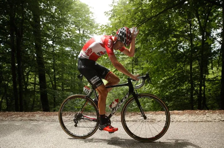 gehavende benoot verlaat tour de france