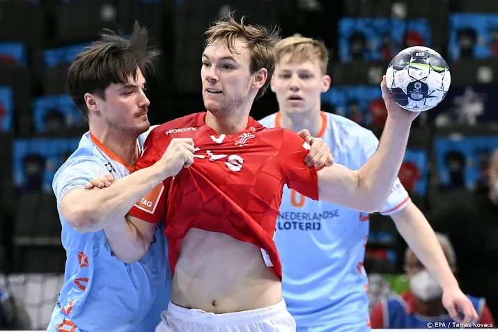 gehavende handbalploeg buigt diep voor denemarken