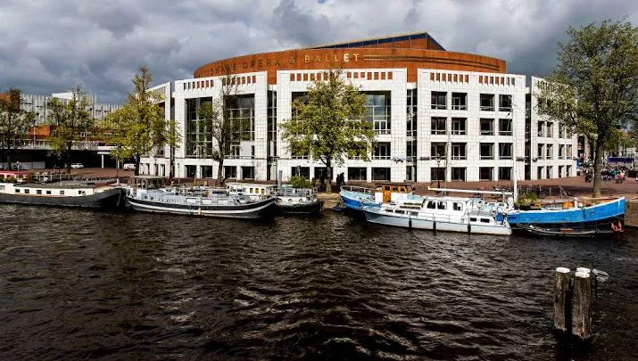 gele hesjes demonstreren in amsterdam