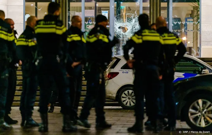 gemeentehuis vlissingen bestookt met vuurwerk