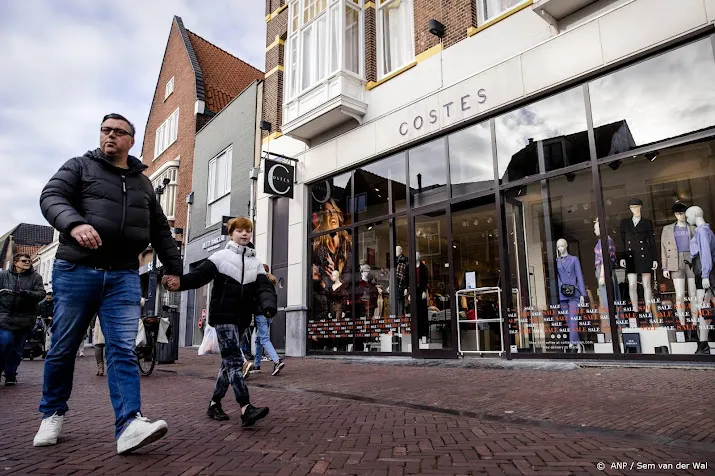 gemeenten vragen rutte niet essentiele winkels weer te openen