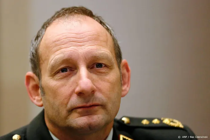 generaal dreigde met opstappen om bezuiniging