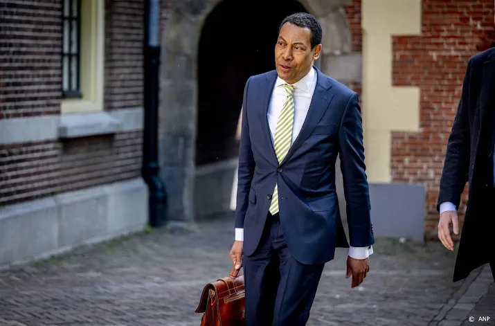 gesprek minister staatssecretaris en burgemeester over donny m