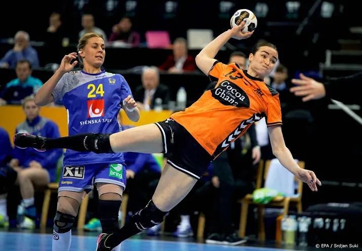 gestopte broch terug op het handbalveld