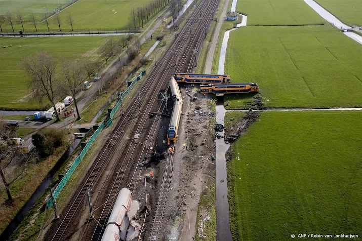 goederentrein botste eerst op kraan daarna ontspoorde intercity