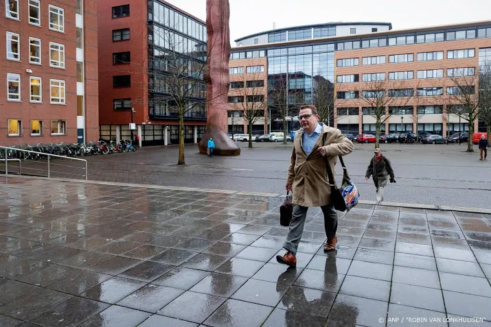 gokmen t moet rechtszaal uit na bespugen advocaat