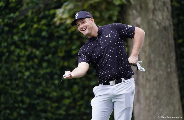 golfer dechambeau wil groene jasje om gespierde lichaam