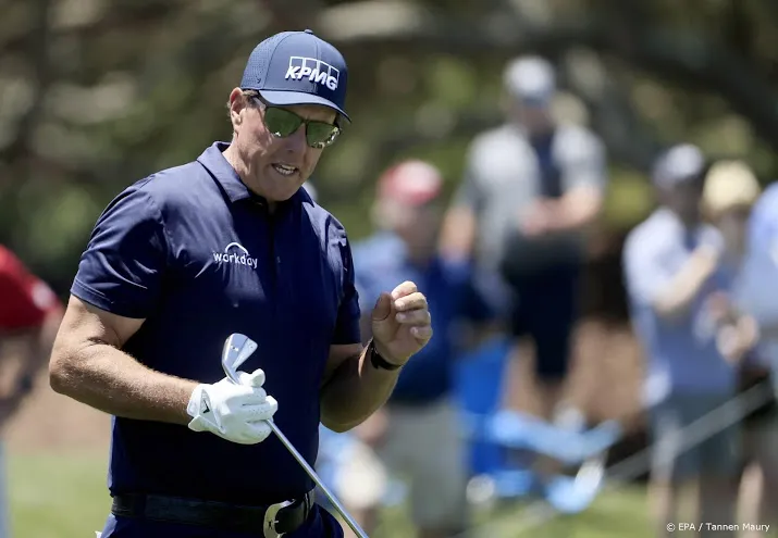 golfer mickelson halverwege pga championship aan de leiding