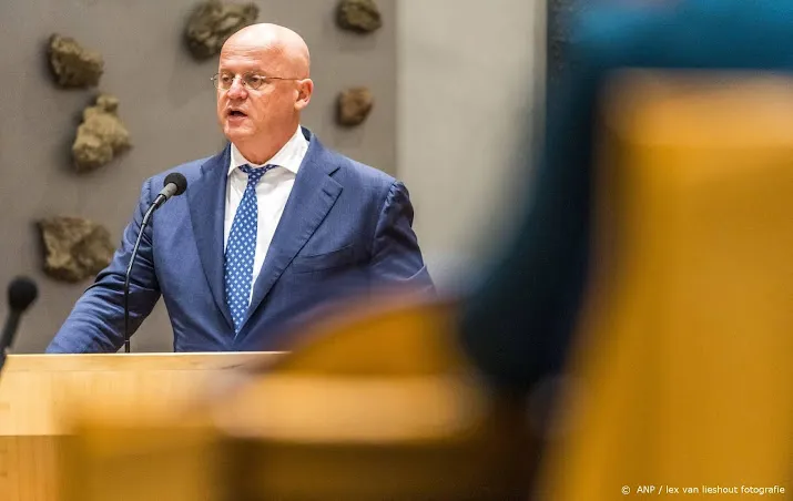 grapperhaus grijpt in na zelfmoord undercover