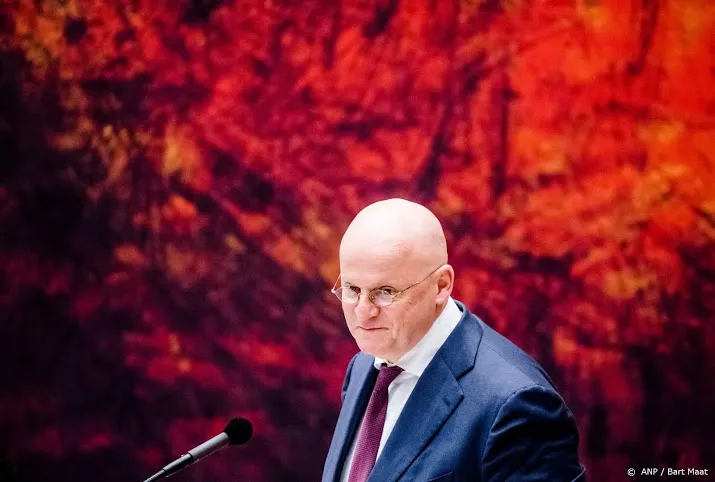 grapperhaus lik op stuk en schadeclaims tegen hooligans