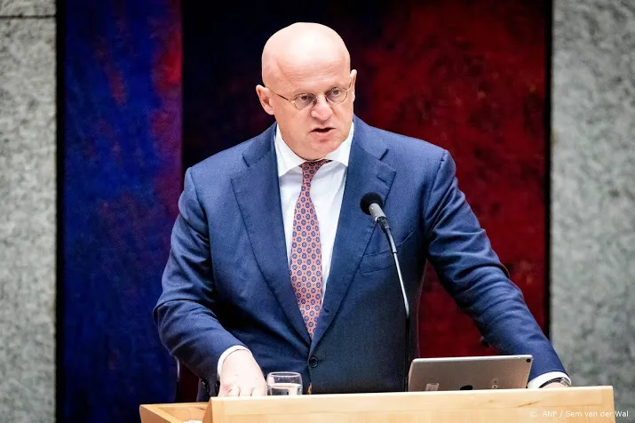 grapperhaus noemt bedreiging omt leden schandalig