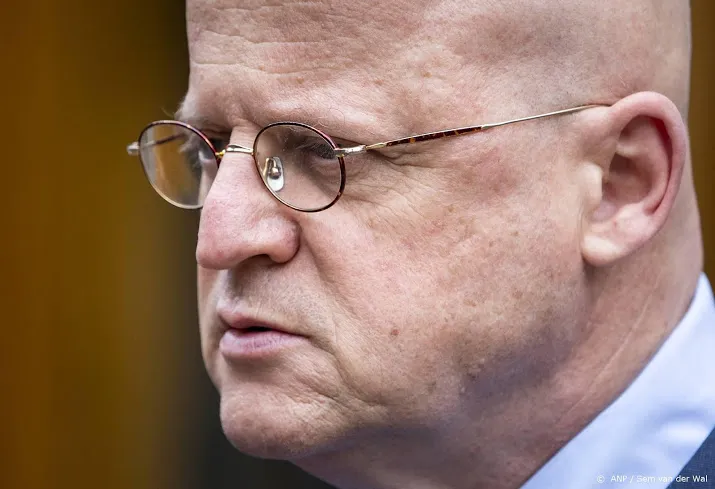 grapperhaus wil praten met familie en collega neergestoken agent