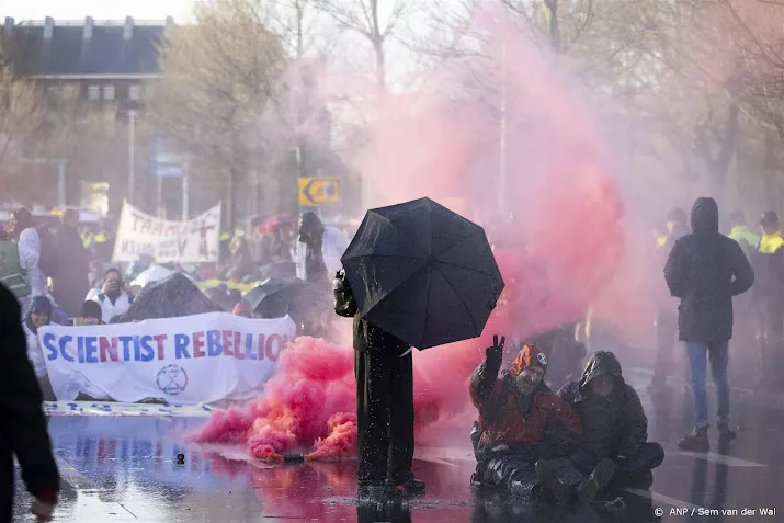 greenpeace waterkanon inzetten tegen demonstranten gaat te ver
