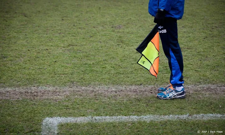 grensrechter 3 jaar geschorst na slaan keeper