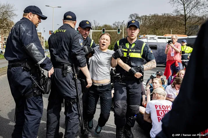 greta thunberg opgepakt bij wegblokkade in den haag