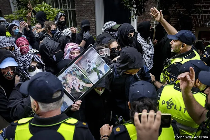 groep uva medewerkers neemt afstand van pro palestijnse bezetters