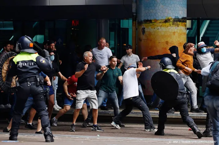 groep zoekt confrontatie met politie bij den haag cs