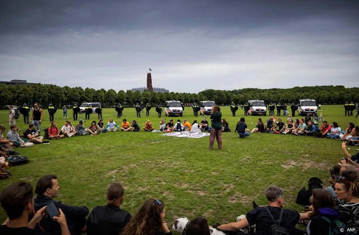 groepsknuffel op malieveld is provocatie rechtsstaat