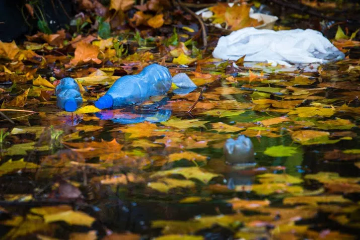 grootste deel rivierafval bestaat uit plastic