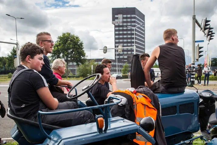 grote groep boeren komt samen bij wijster ook met tractoren