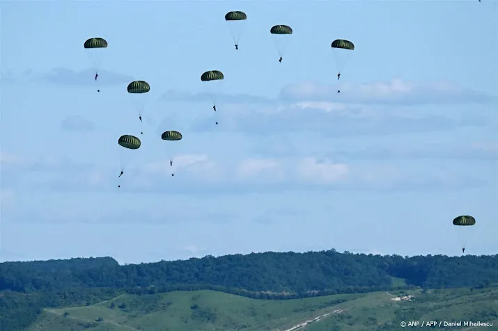 grote navo oefening in roemenie met nederlandse parachutisten