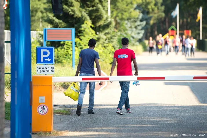 grote vechtpartij in azc budel vier gewonden en een arrestatie