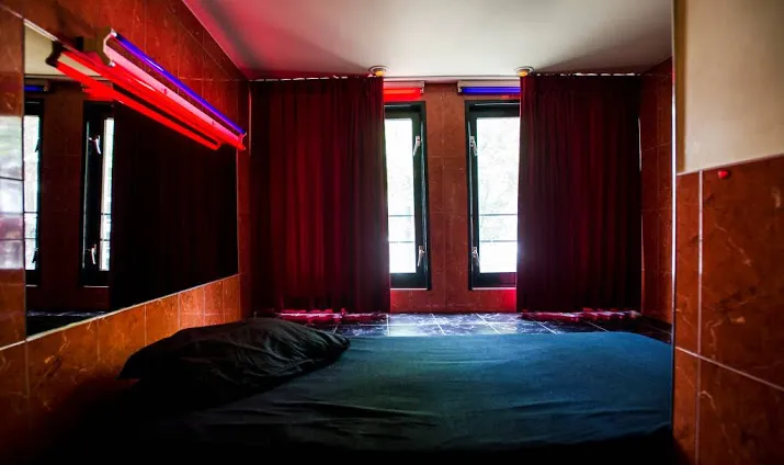 haagse pooier brandmerkte prostituees