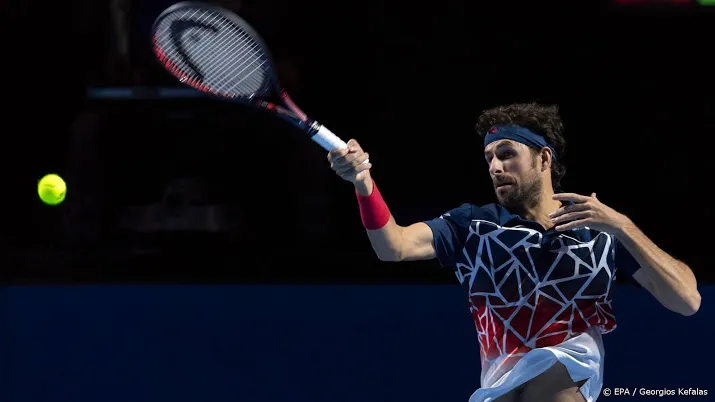haase om tafel en op trainingsbaan met federer