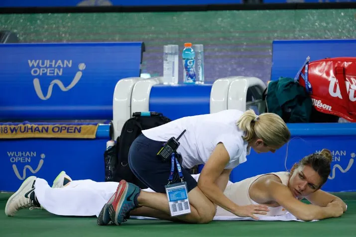halep geeft geblesseerd op in peking