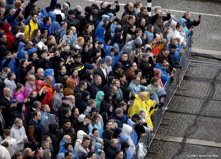 half uur voor nationale herdenking 2000 mensen op de dam
