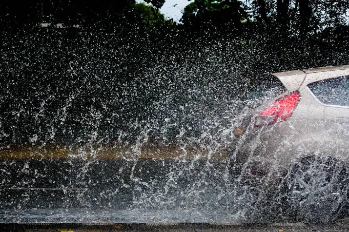 halve maandsom regen in het westen