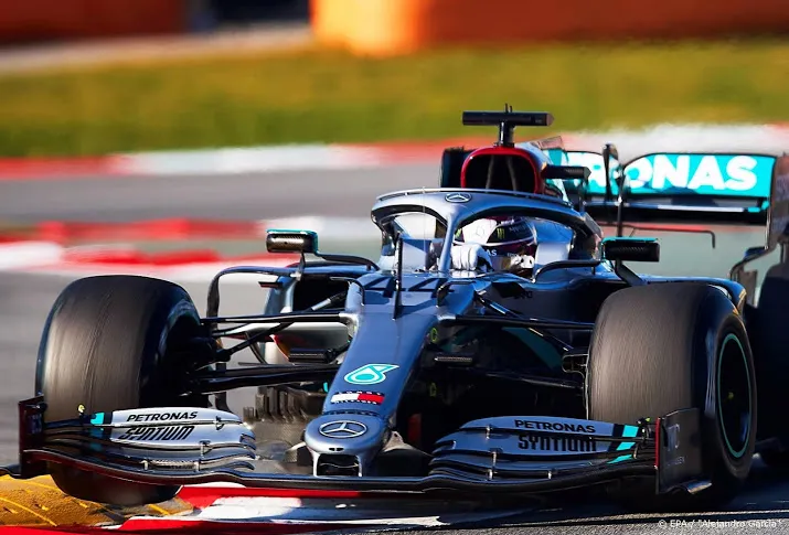 hamilton baart opzien in barcelona met stuur