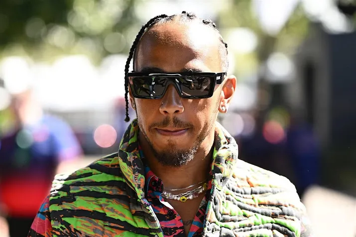 hamilton juicht racismeboete schoonvader verstappen toe