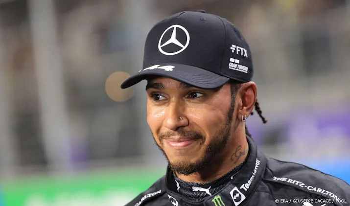 hamilton laat kort van zich horen op twitter