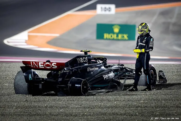hamilton rijdt mercedes teamgenoot russell aan en valt uit