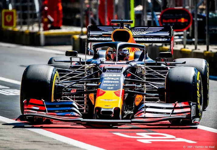 hamilton snelst in training verstappen vijfde
