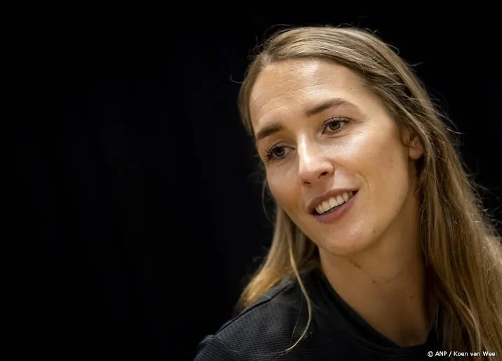 handbalster abbingh en basketballer de jong vlaggendragers spelen