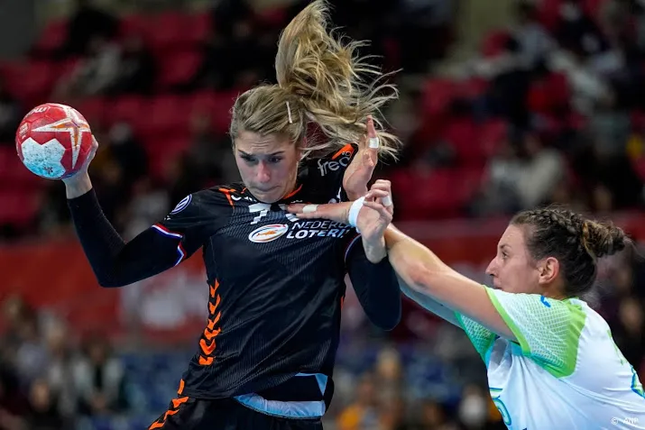 handbalsters klaar voor fysiek sterk servie